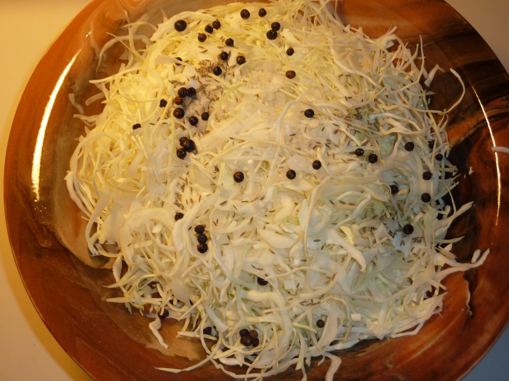 Chou avec sel, cumin et genièvre