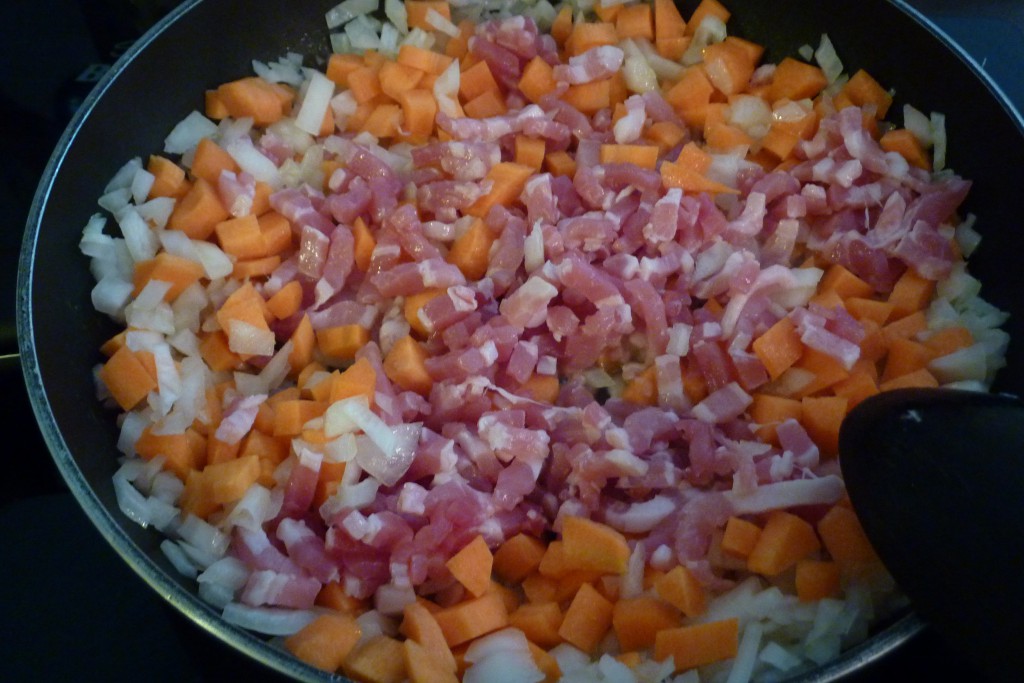 Oignon, carottes et lardons sont mis à suer