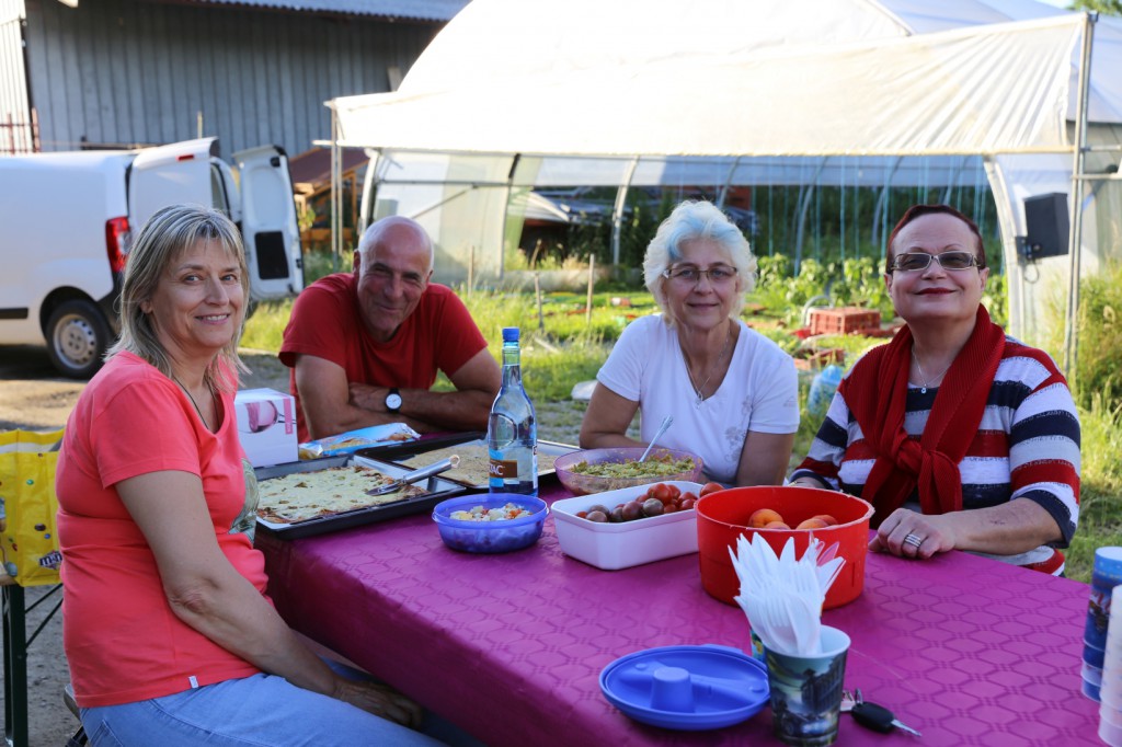 Pizza et focaccia, salade diverse, achards de légumes, quelques tomates AMAP et des abricots du producteur de Perpignan