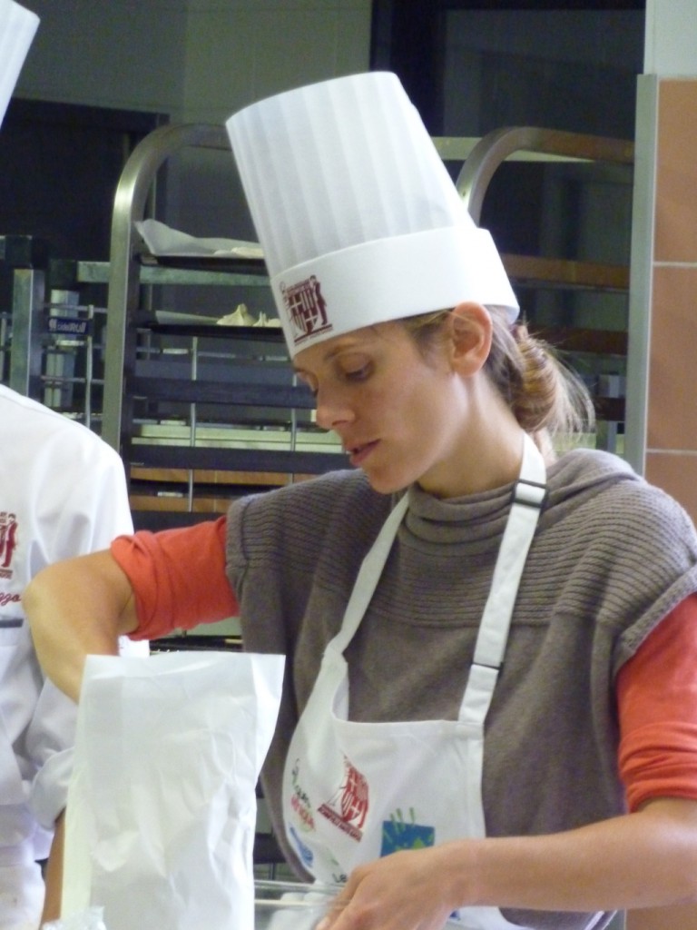 Le Top Chef de notre AMAP en train de réaliser un moelleux d'automne au cœur praliné