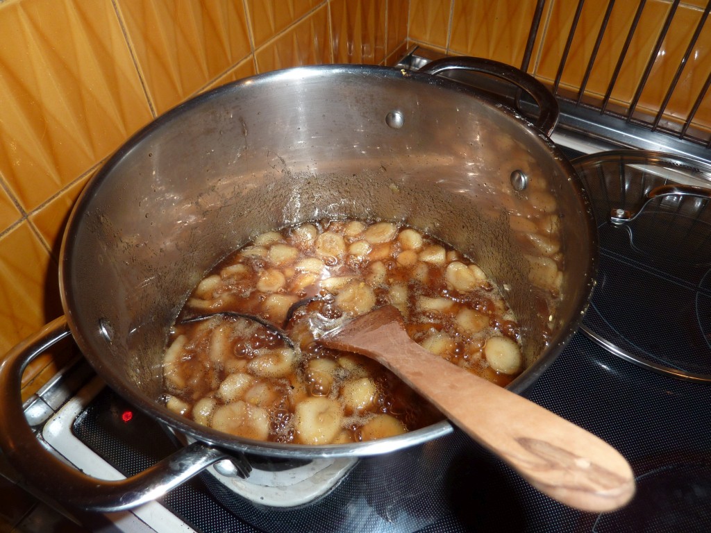 Cuisson des topinambours avec gingembre, sucre, vanille, zestes et jus de citron