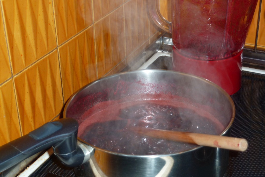 Cuisson de la confiture betteraves-framboises