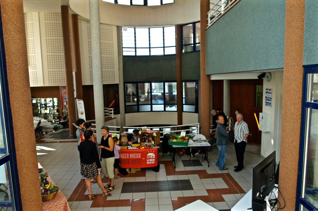 Entrée du lycée hôtelier avec quelques exposants