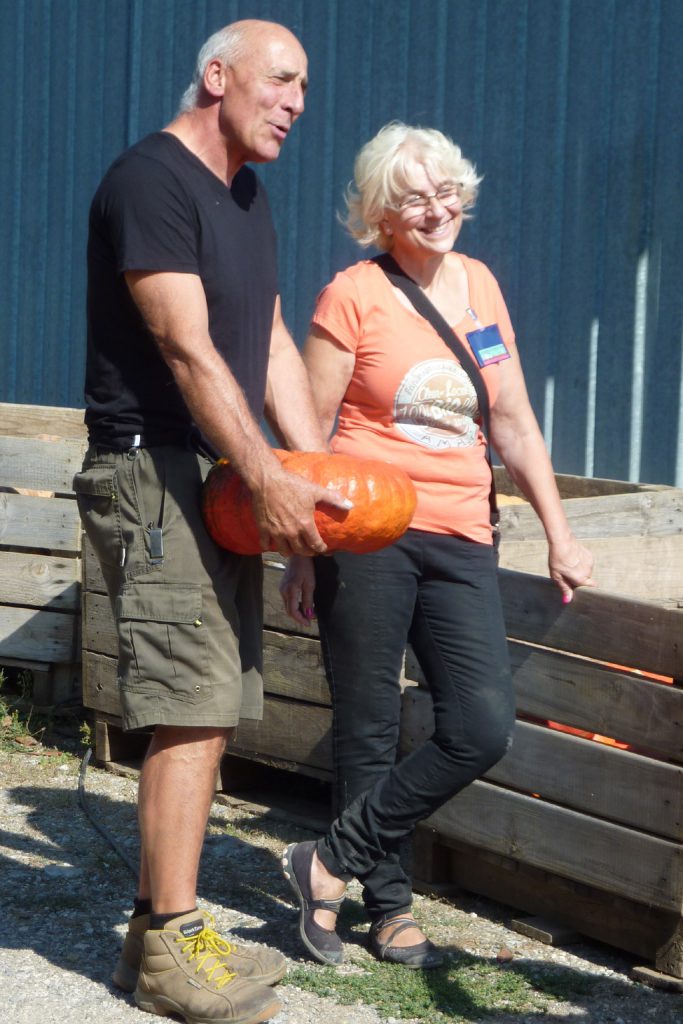 Frieda et Jean-Pierre avec le potiron dont il faudra deviner le poids