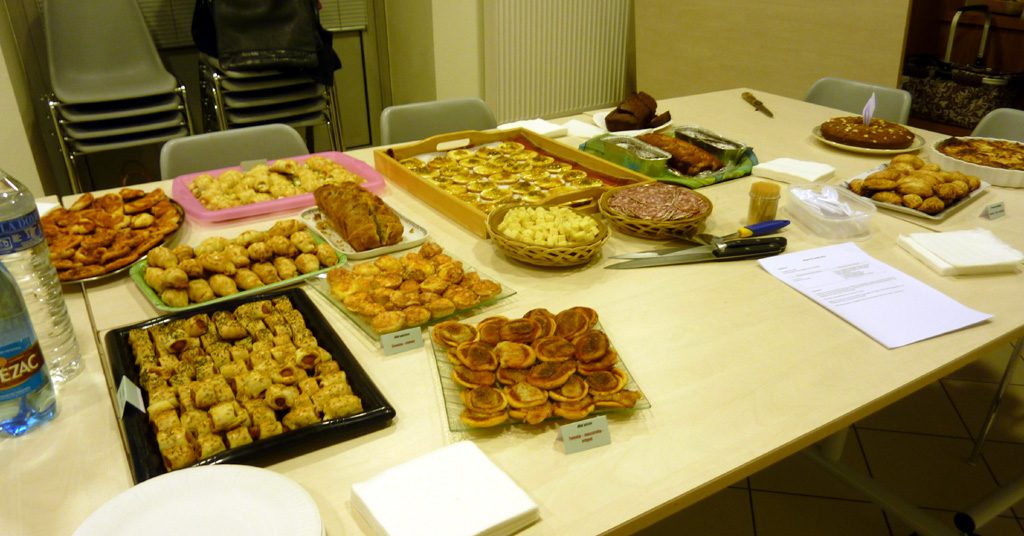 Une partie du buffet avant 19 h : tous les gâteaux sucrés ou salés ne sont pas encore arrivés !