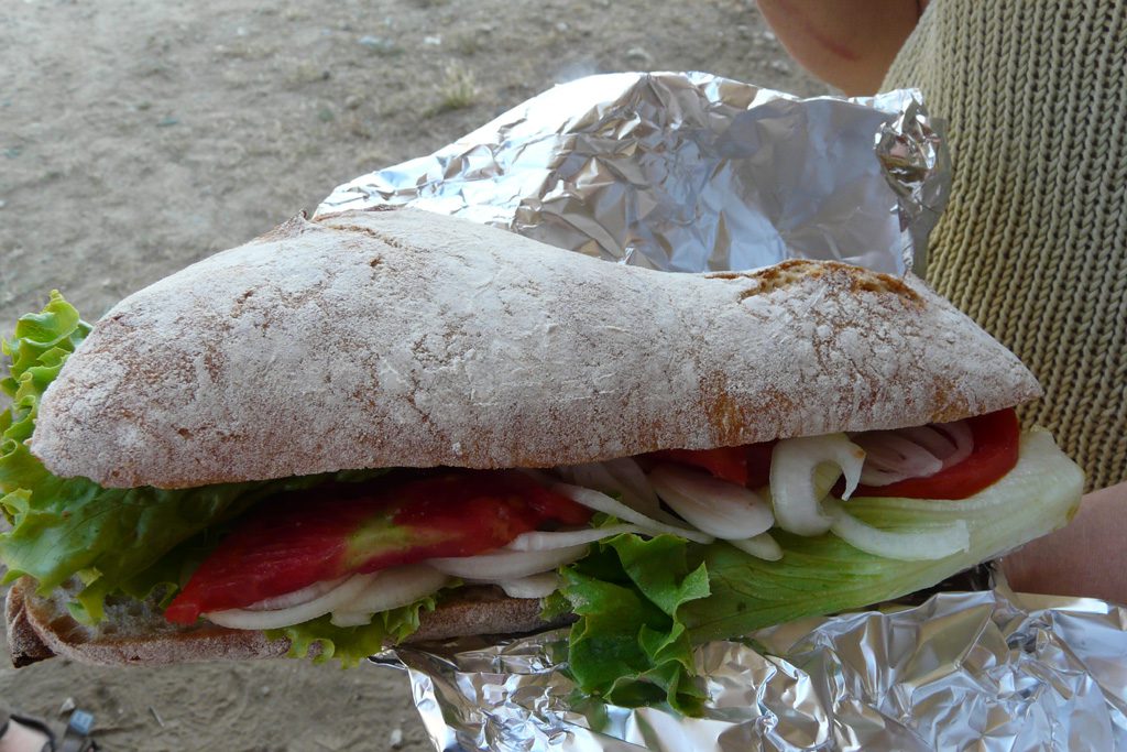 Les saucisses Biodup dans un sandwich copieux vendues au cours des Portes Ouvertes