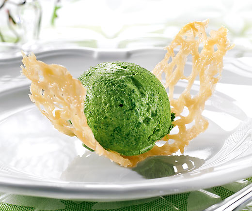 Glace à l'ail des ours sur chips de parmesan