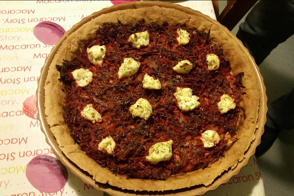 Tarte avec des betteraves rouges, carottes et chou rave